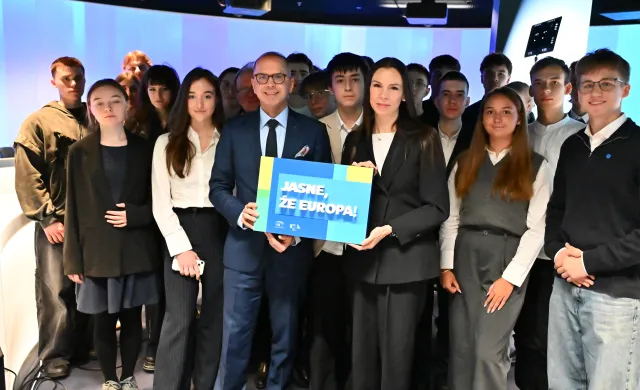 Grupa osób trzyma tablicę z hasłem „Jasne, że Europa!”