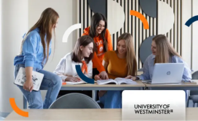 Studentki pracujące razem przy stole