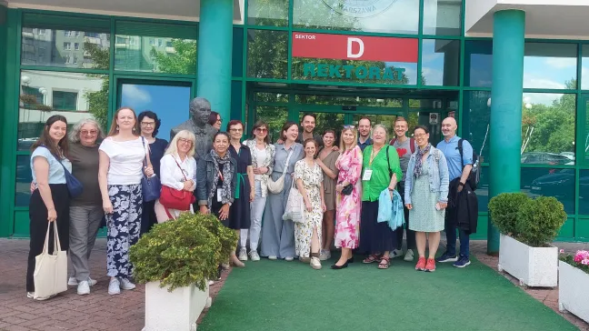 uczestnicy programu Erasmus+ obok pomnika Łazarskiego
