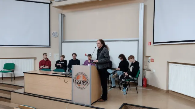 pan Jacek Korzeniowski wprowadza dyskutantów do debaty