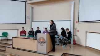 pan Jacek Korzeniowski wprowadza dyskutantów do debaty