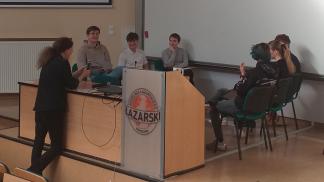 studenci debatują w ramach Okrągłego Stołu