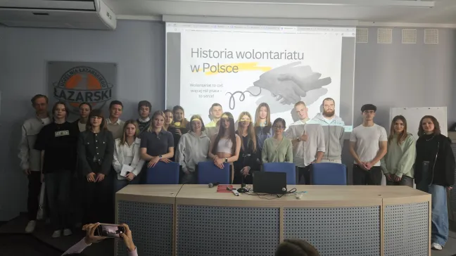grupa młodzieży występująca podczas spotkania