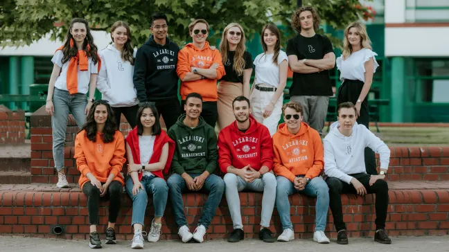zdjęcie przedstawiające grupę studentów na dziedzińcu Uczelni Łazarskiego
