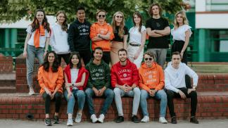 zdjęcie przedstawiające grupę studentów na dziedzińcu Uczelni Łazarskiego