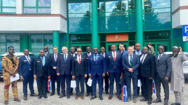 zdjęcie przedtsawiające delegację z Nigerii na dziedzińcu Uczelni Łązarskiego