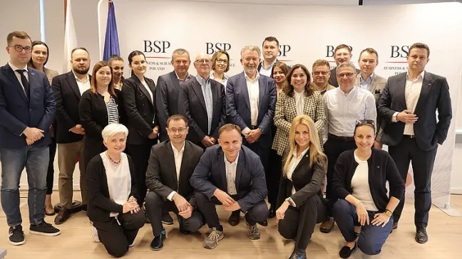 Absolwenci i słuchacze MBA w Lotnictwie na spotkaniu w siedzibie Komisji Europejskiej