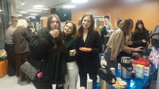 studenci UŁa częstują się cateringiem