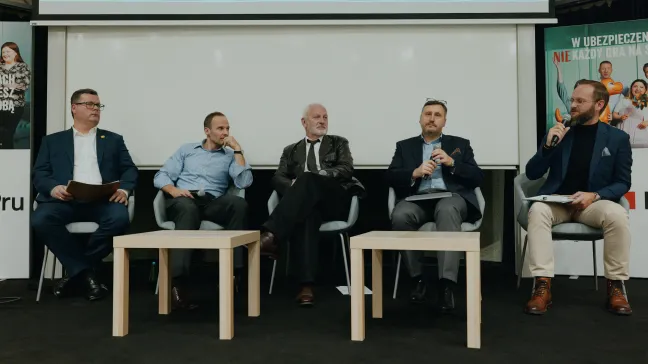 4 mężczyzn w panelu konferencji 