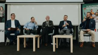 4 mężczyzn w panelu konferencji 