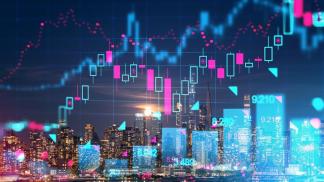 wykresy finansowe na tle dużego miasta
