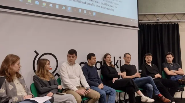 debatujacy studenci