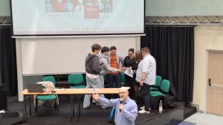 studenci uczestniczący w mediacjach dochodzą do porozumienia