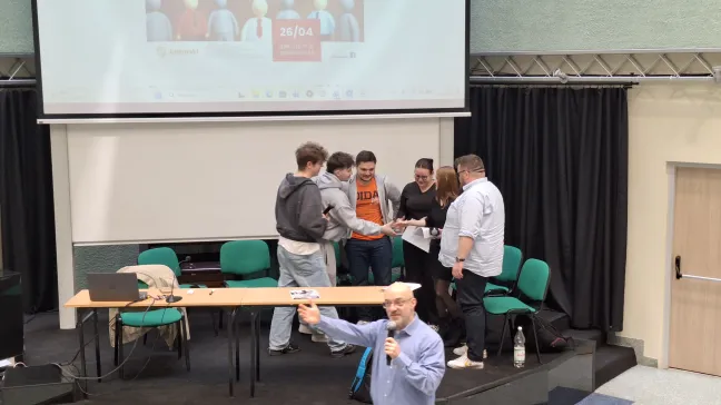 studenci uczestniczący w mediacjach dochodzą do porozumienia