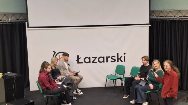 studenci i lektor w trakcie okrągłego stołu