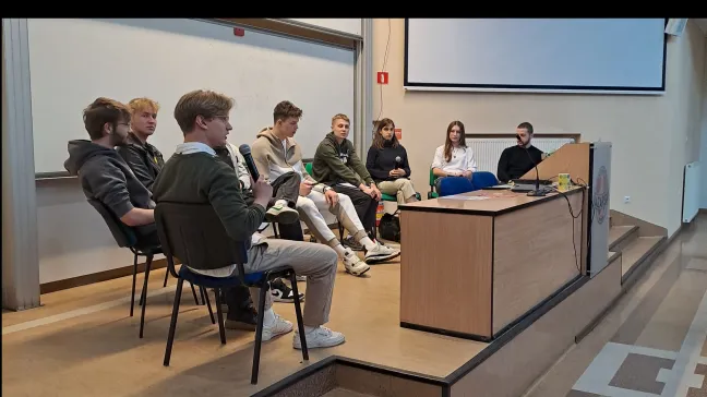 debatujący studenci