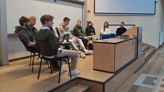 debatujący studenci
