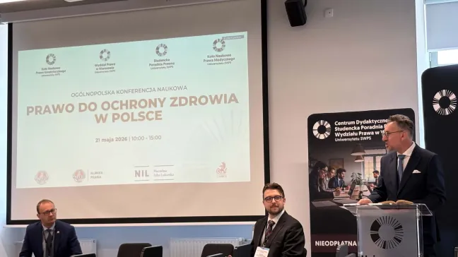 Prelegent wygłaszający przemówienie przy mównicy podczas ogólnopolskiej konferencji naukowej "Prawo do ochrony zdrowia w Polsce". W tle duży ekran z tytułem wydarzenia i logotypami współorganizatorów, w tym Uczelni Łazarskiego