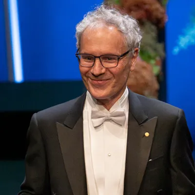 Nauka, która ratuje życie. Jak powstają przełomowe terapie? Spotkanie z noblistą – prof. Victorem Ambrosem 