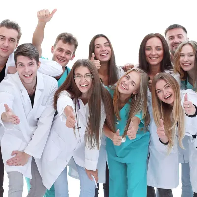 Kierunek lekarski Uczelni Łazarskiego znowu w czołówce! 2. miejsce w Polsce wśród studentów przystępujących do LEK po raz pierwszy.