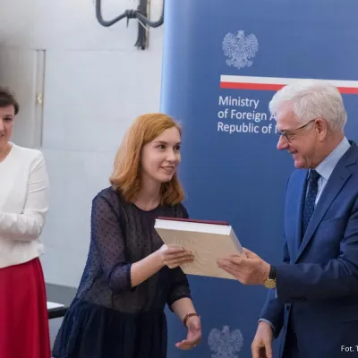 Absolwentka Uczelni Łazarskiego nagrodzona przez MSZ