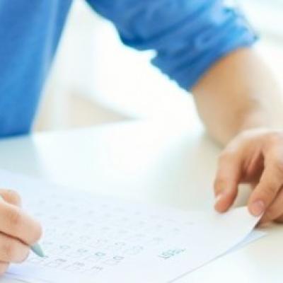 Informacja o egzaminach językowych dla kandydatów na studia w Uczelni Łazarskiego
