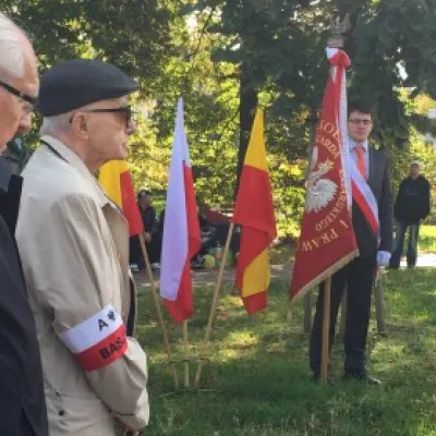 Przedstawiciele Łazarskiego na uroczystościach zakończenia walk Powstania Warszawskiego
