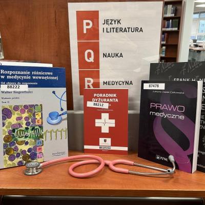 Anatomia, fizjologia, histologia, farmakologia, choroby wewnętrzne, chirurgia i wiele innych książek z medycyny są dostępne w Bibliotece Uczelni Łazarskiego