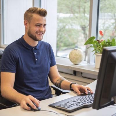 Ucz się poprzez praktykę, czyli zaproszenie do programu stażowego Kuźnia Titan'ów