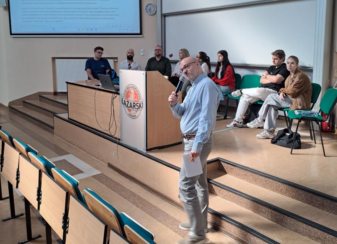 studenci dyskutują