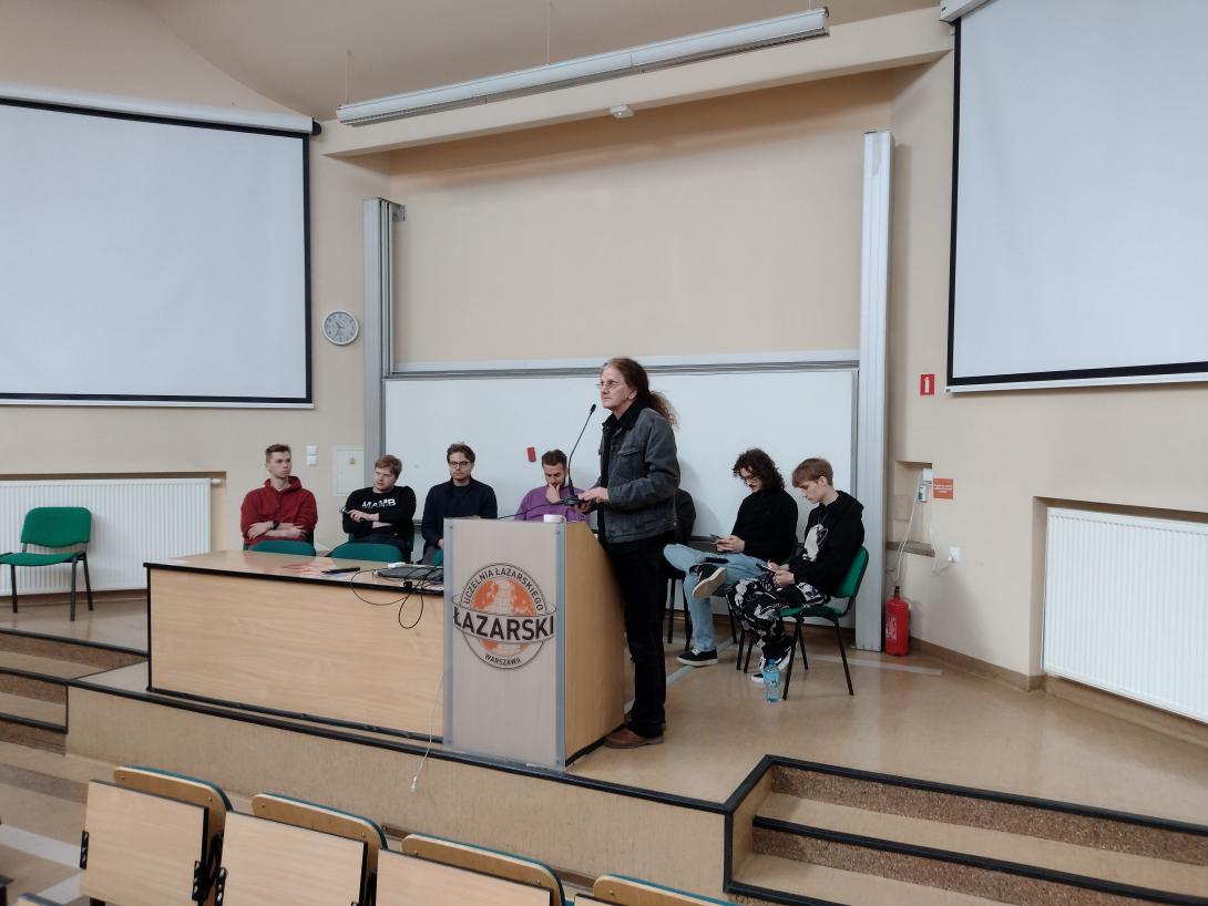 pan Jacek Korzeniowski wprowadza dyskutantów do debaty