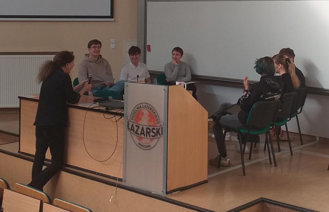 studenci debatują w ramach Okrągłego Stołu