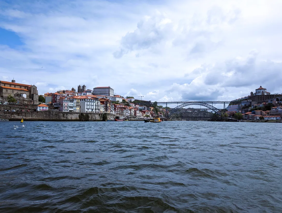 Fotografia przedstawia miasto nad brzegiem rzeki