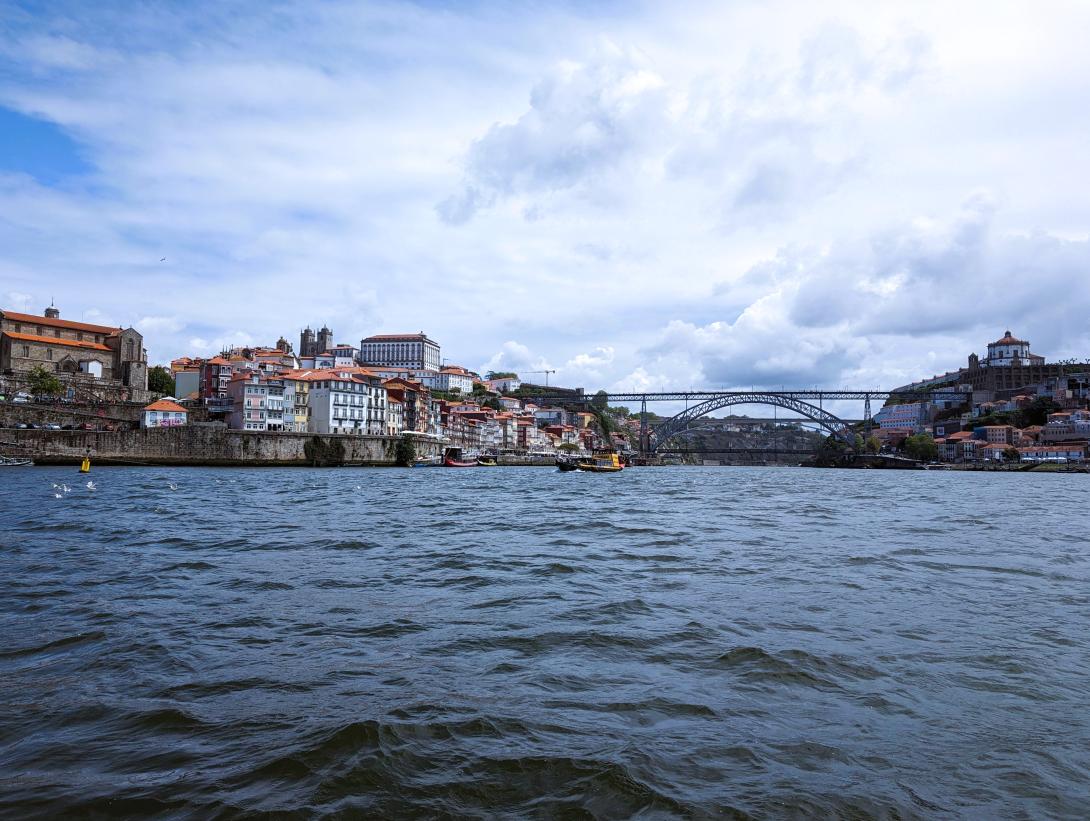 Fotografia przedstawia miasto nad brzegiem rzeki