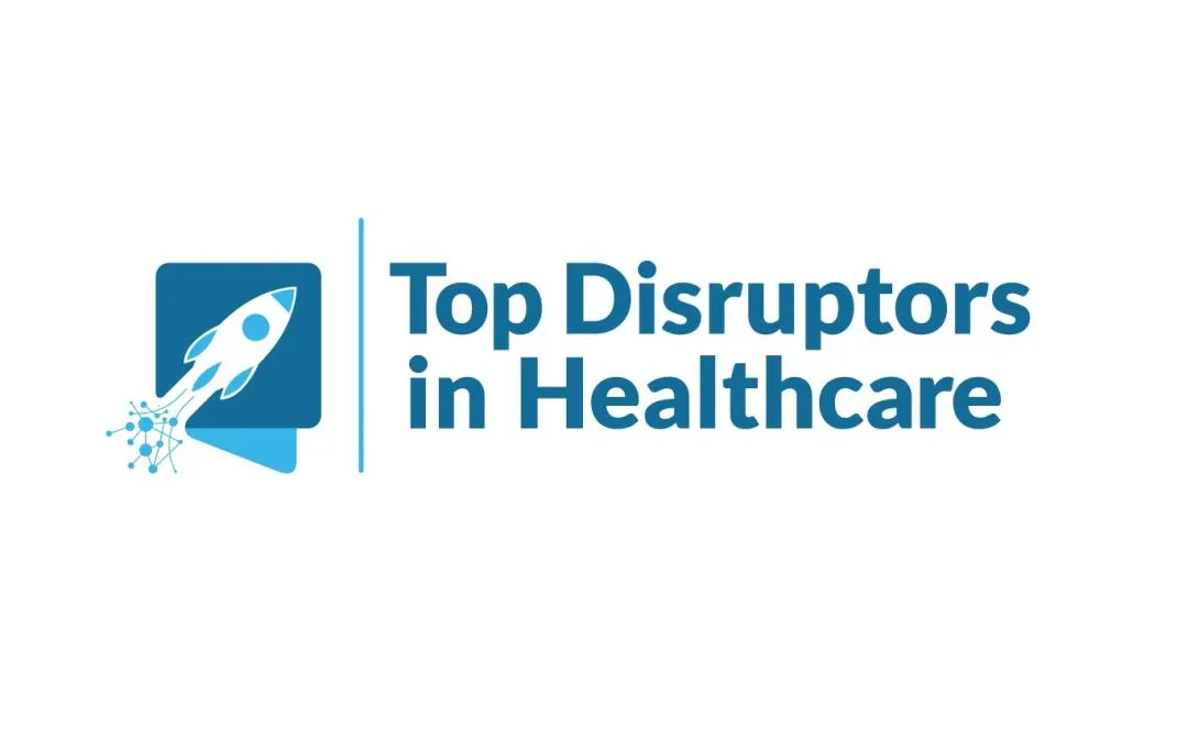 Na obrazku znajduje się niebieska rakieta w locie, która jest częścią logo. Obok niej widnieje napis w języku angielskim: "Top Disruptors in Healthcare". Tekst jest ułożony pionowo i znajduje się po prawej stronie rakiety.