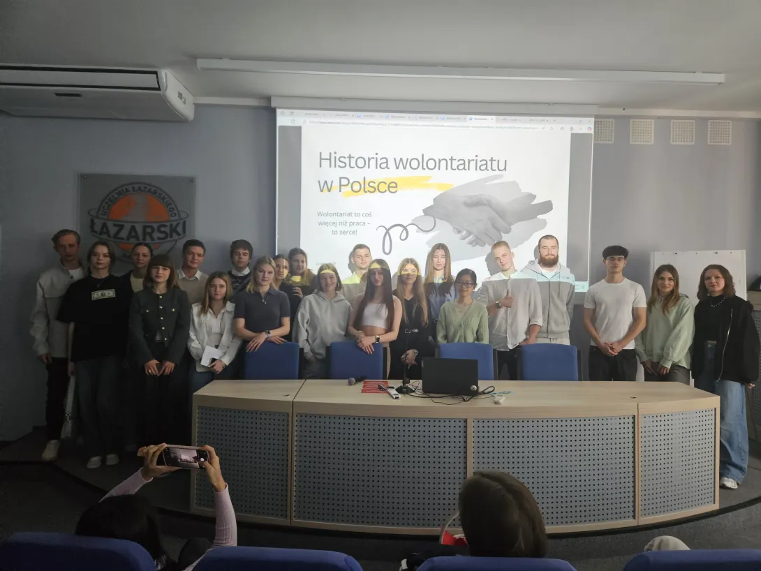 grupa młodzieży występująca podczas spotkania