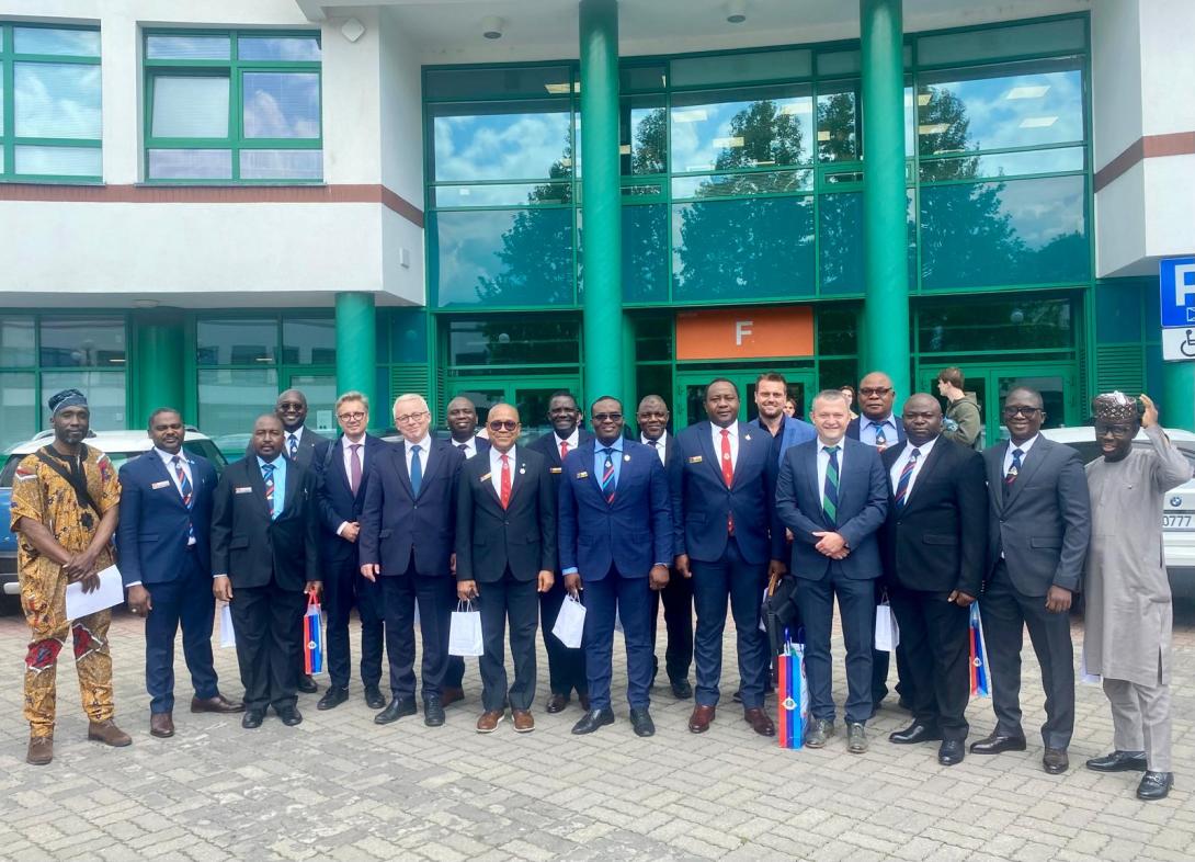 zdjęcie przedtsawiające delegację z Nigerii na dziedzińcu Uczelni Łązarskiego