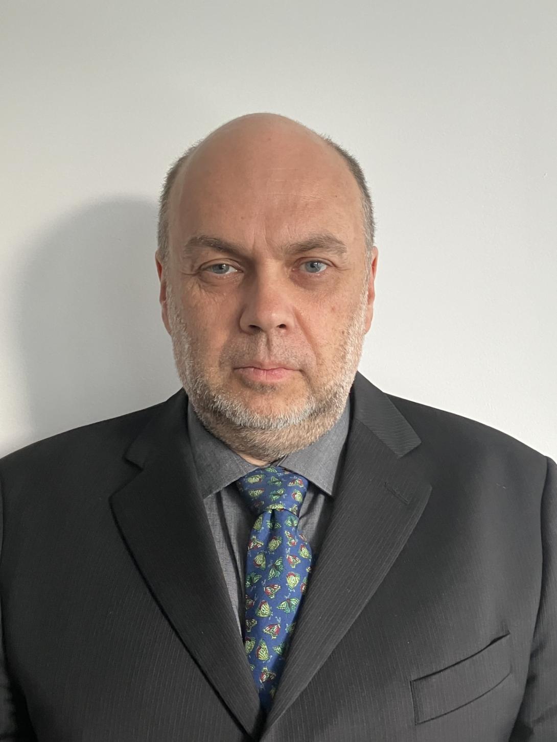 mężczyzna w średnim wieku, w garniturze