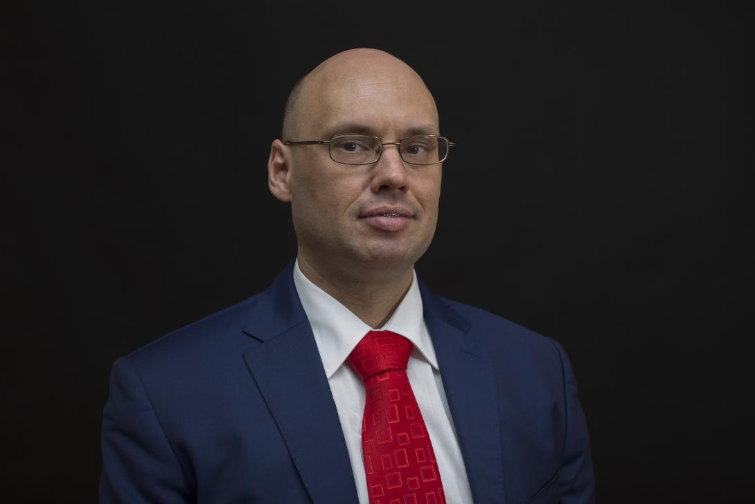 sylwetka Piotra Wiśniewskiego w garniturze 