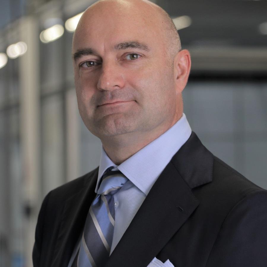Tomasz Klekowski, mężyczna w garniturze