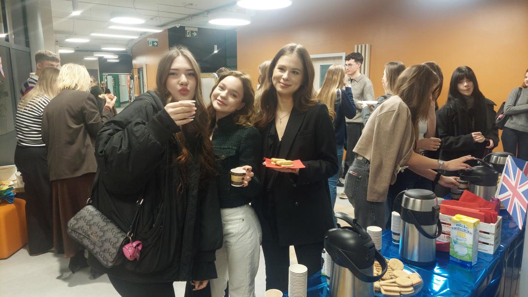 studenci UŁa częstują się cateringiem