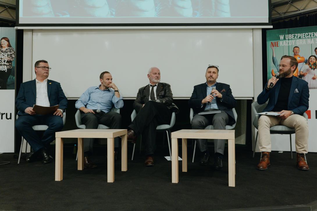 4 mężczyzn w panelu konferencji 