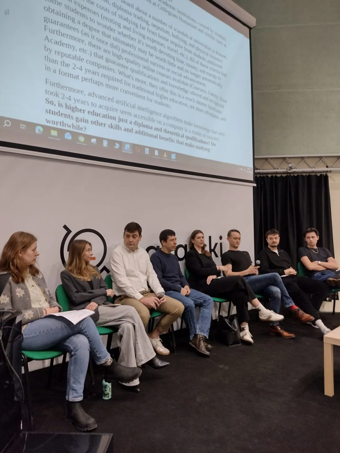 debatujacy studenci