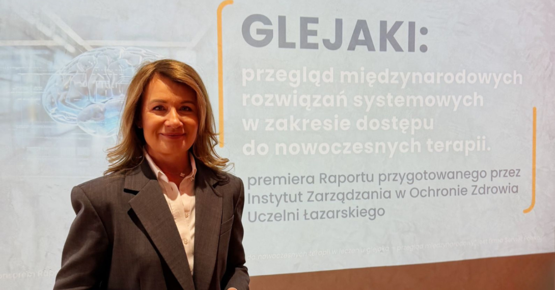 Dr Małgorzata Gałązka-Sobotka na tle prezentacji dotyczącej raportu Rozwiązania systemowe w zakresie dostępu do nowoczesnych terapii w leczeniu glejaka - przegląd międzynarodowy