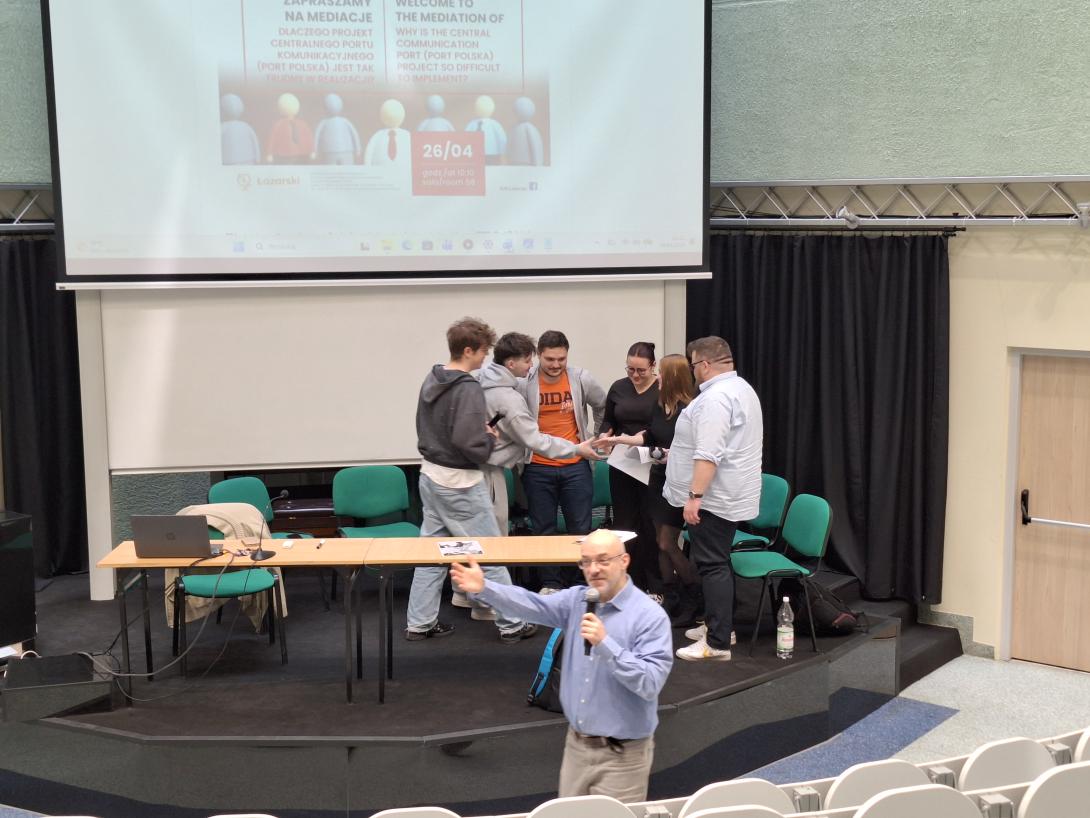 studenci uczestniczący w mediacjach dochodzą do porozumienia