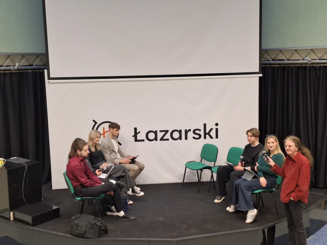 studenci i lektor w trakcie okrągłego stołu